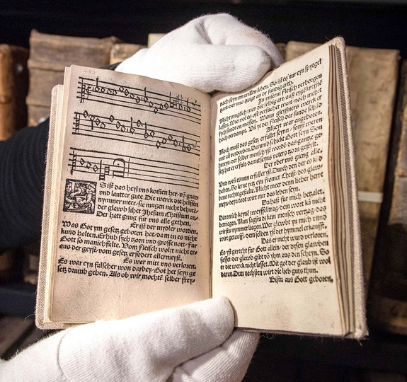 Gilt als das erste Gemeindegesangbuch der Welt: Das Erfurter Faerbefass-Enchiridion aus dem Jahr 1524 in der Marktkirchenbibliothek Goslar. Foto: epd-bild/Martin Schenk